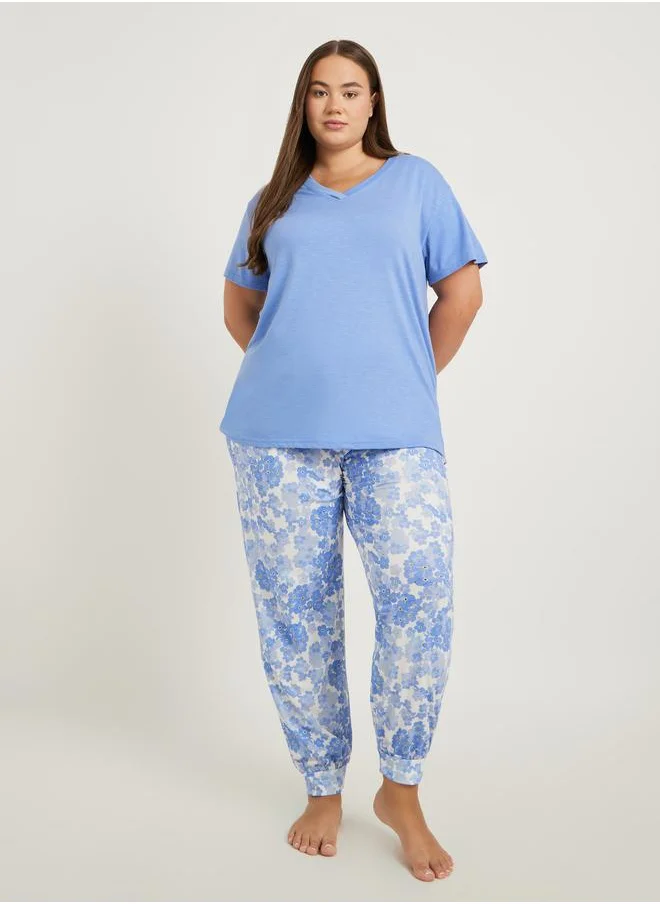Styli Styli Plus Size Slubbed V Neck T-Shirt and Floral Print Cuffed Pyjama Set