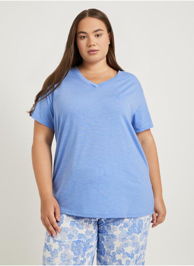 Styli Styli Plus Size Slubbed V Neck T-Shirt and Floral Print Cuffed Pyjama Set  - Image 4