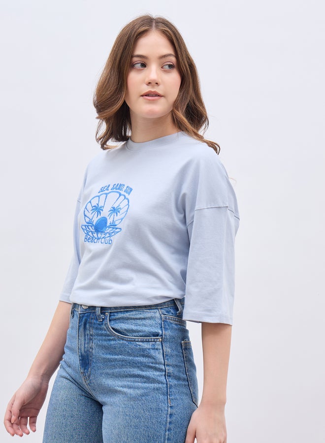 ستايلي تيشيرت مطرز بقصة واسعة وأكتاف منسدلة - Image 3