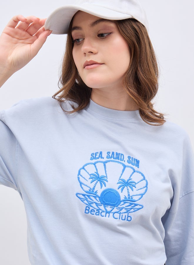 ستايلي تيشيرت مطرز بقصة واسعة وأكتاف منسدلة - Image 4