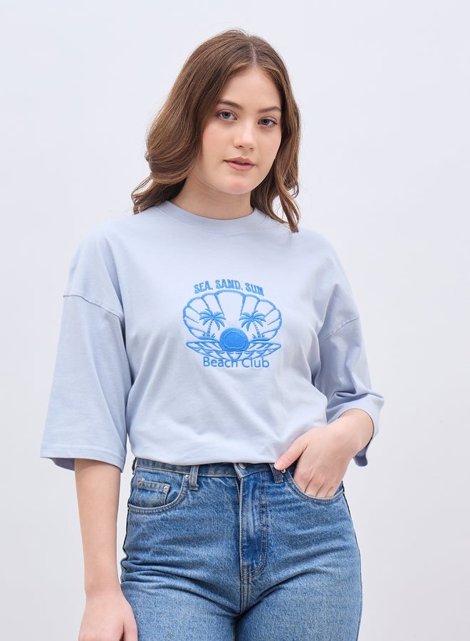 ستايلي تيشيرت مطرز بقصة واسعة وأكتاف منسدلة - Image 1