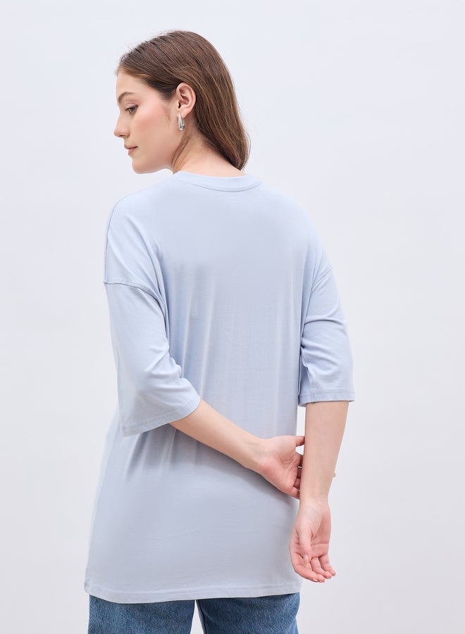 ستايلي تيشيرت مطرز بقصة واسعة وأكتاف منسدلة - Image 5