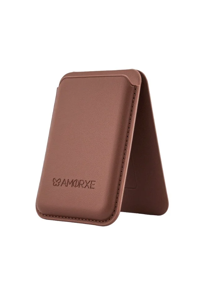 أﻣورﻛس محفظة وحامل بطاقات Amorxe MagSafe مع حامل، مغناطيس N52 قوي، تصميم جلدي نحيف، مشبك زنبركي يحمل 1-3 بطاقات بشكل آمن، متوافق مع سلسلة iPhone 17/16/15/14/13/12 (وليس 12/13 Mini)، بني