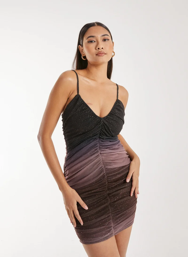 بينك فانيلا فستان قصير لامع بأشرطة وكسرات متدرجة اللون