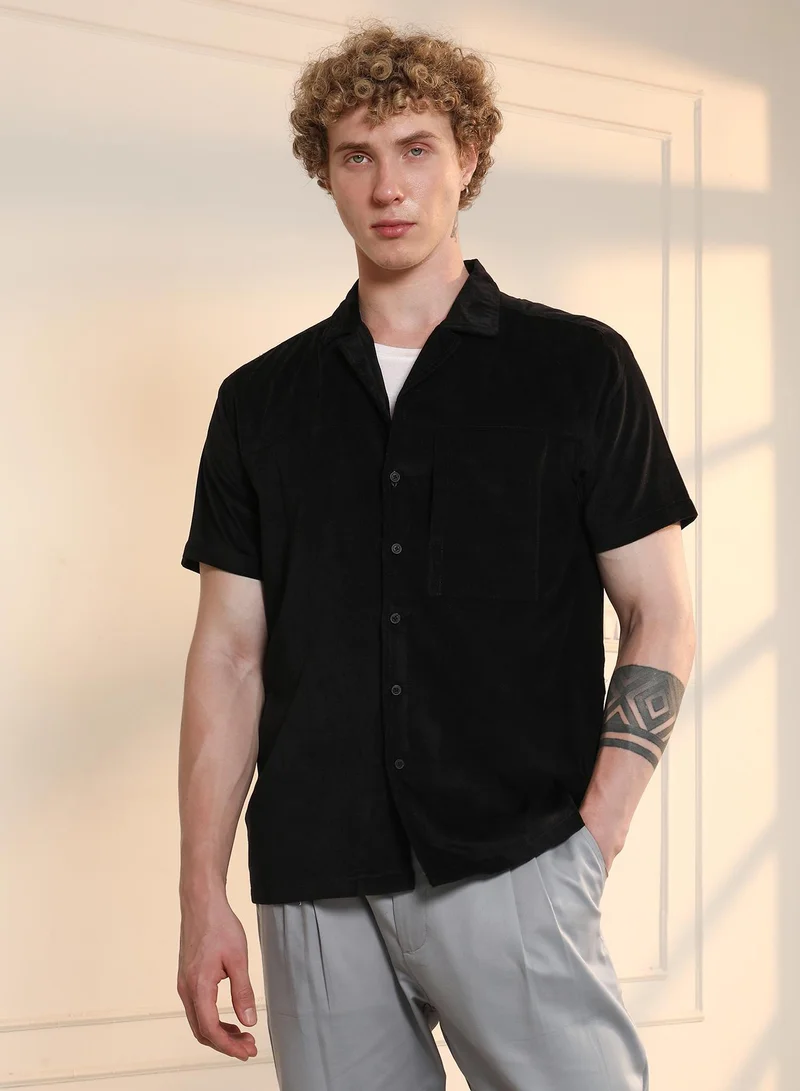 Campus Sutra Men's Onyx Black Cuban Panelled Shirt | كم قصير | نمط سادة | ملابس عادية وعطلات | طوق منتشر