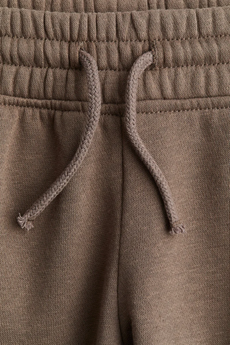 اتش اند ام بنطلون رياضي بحافة واسعة