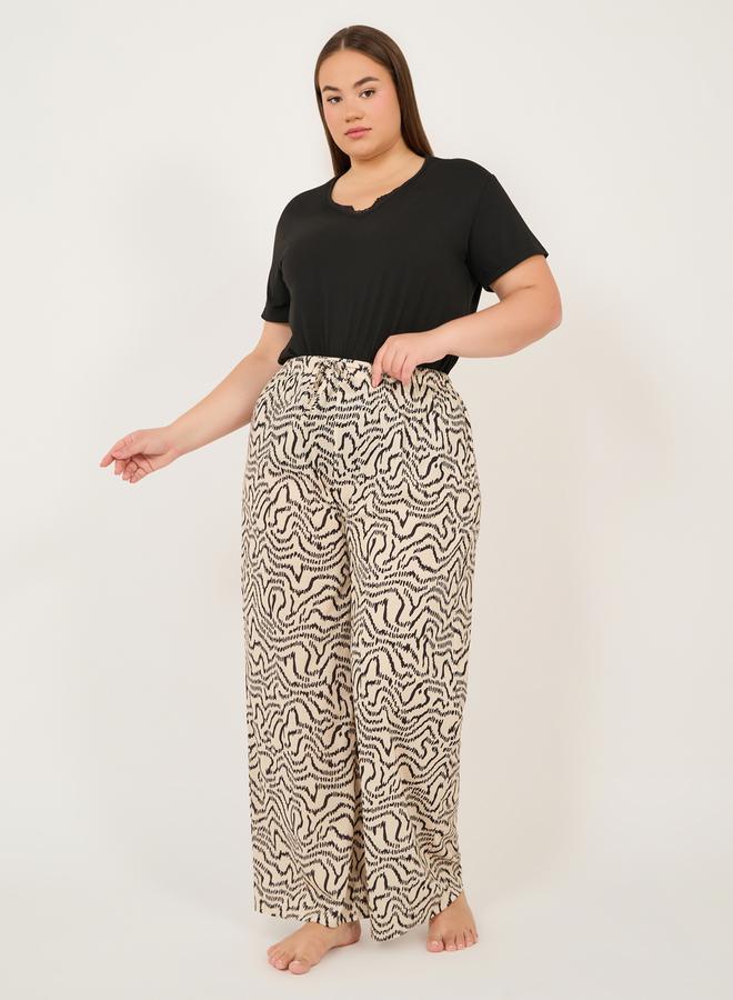 Styli Plus Size Solid T-Shirt and Printed Pyjama Set  - Image 4