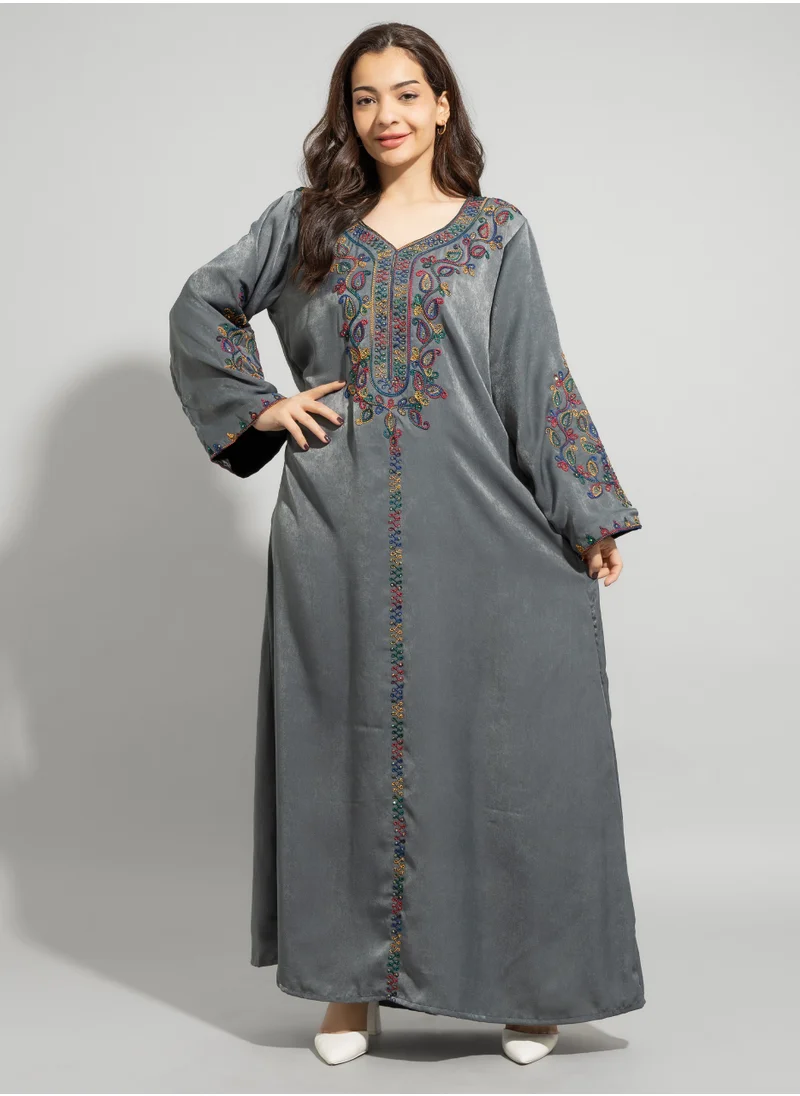 اكسا جلابية انيقة سادة مطرزة IN1638 رمادي