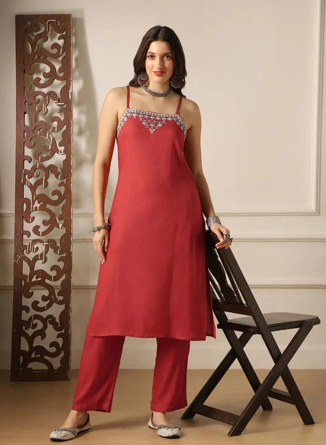 جلو باص طقم كورتا مستقيمة بياقة مربعة وتفصيلة تطريز مع بنطال