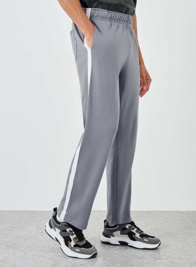 ستايلي بنطلون رياضي رجالي رمادي بقصة مريحة وشريط جانبي - Image 1