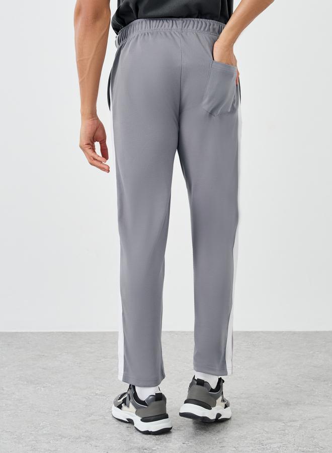ستايلي بنطلون رياضي رجالي رمادي بقصة مريحة وشريط جانبي - Image 4