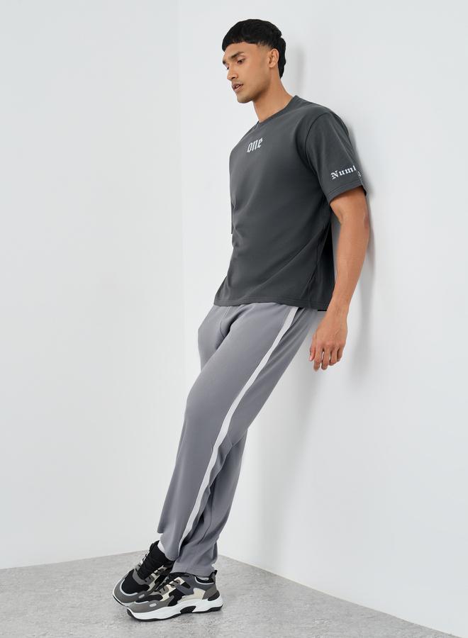 ستايلي بنطلون رياضي رجالي رمادي بقصة مريحة وشريط جانبي - Image 2