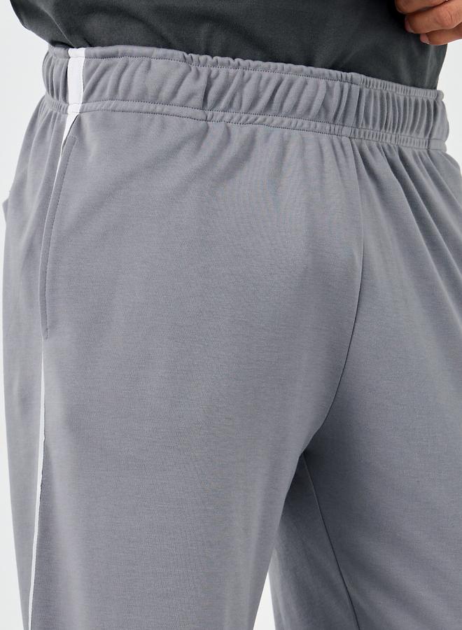 ستايلي بنطلون رياضي رجالي رمادي بقصة مريحة وشريط جانبي - Image 3