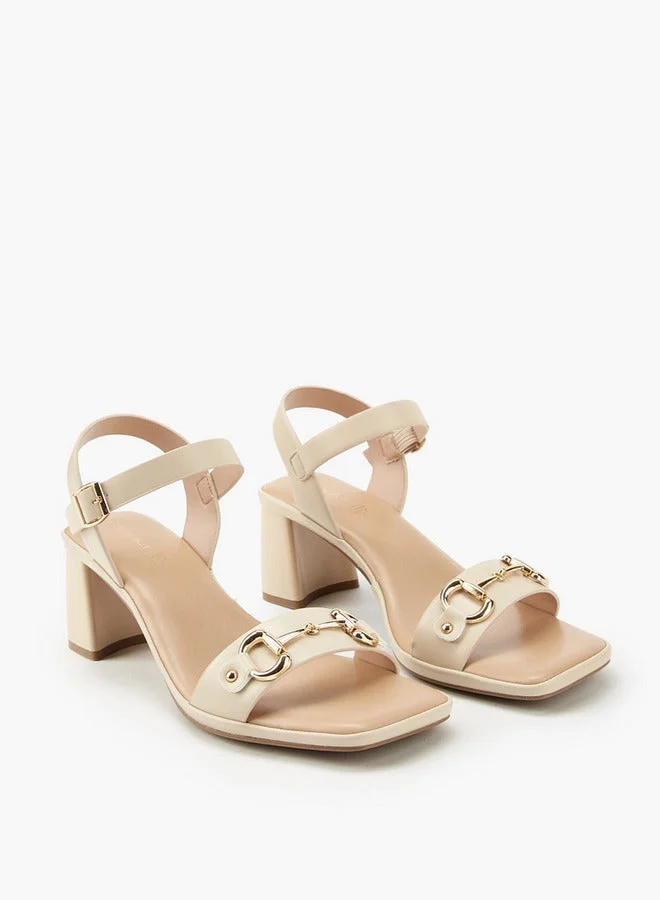 بابريكا صنادل بكعب كتلة بلمسة معدنية وإغلاق بإبزيم