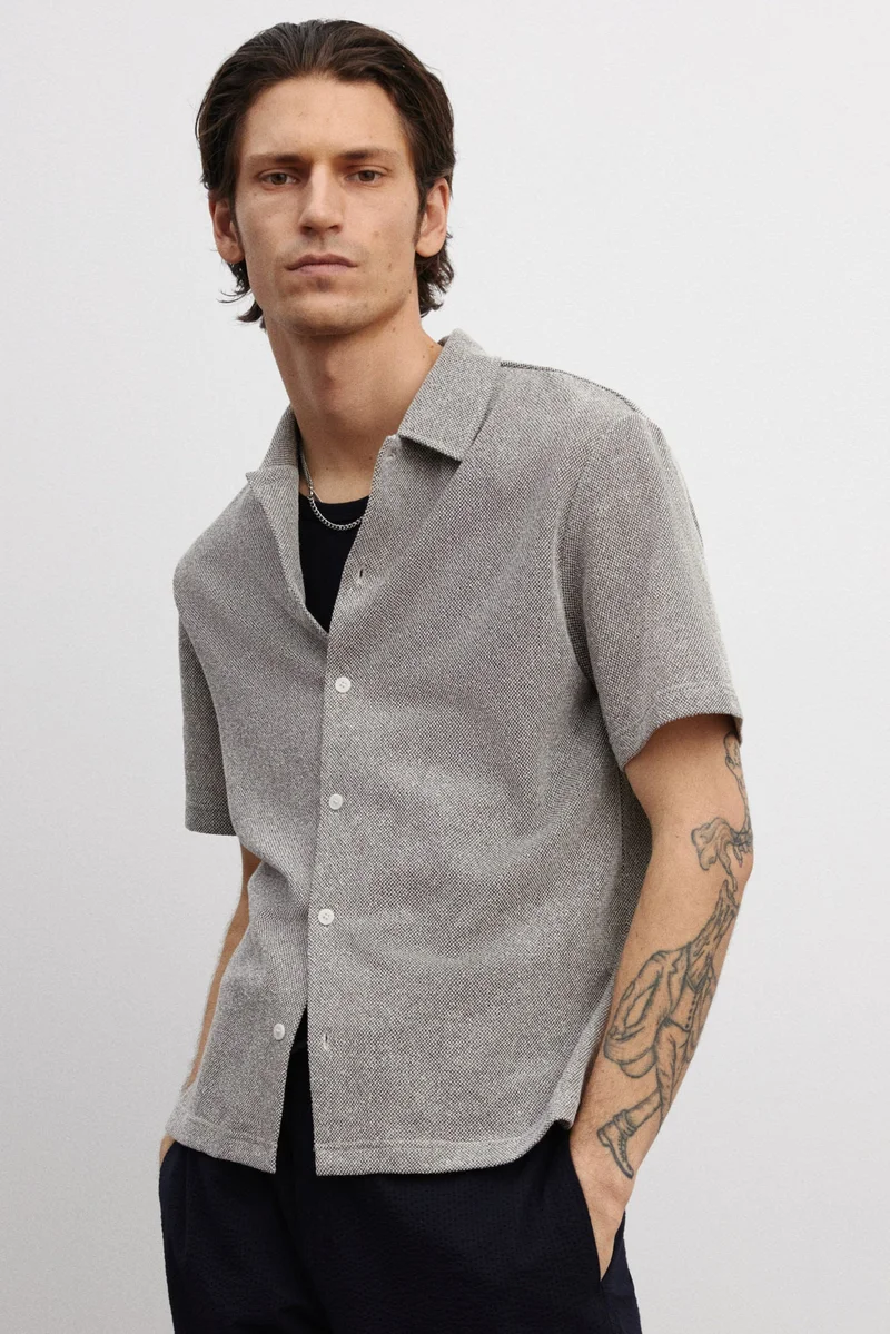 اتش اند ام قميص بيكيه بأكمام قصيرة وقصّة عادية