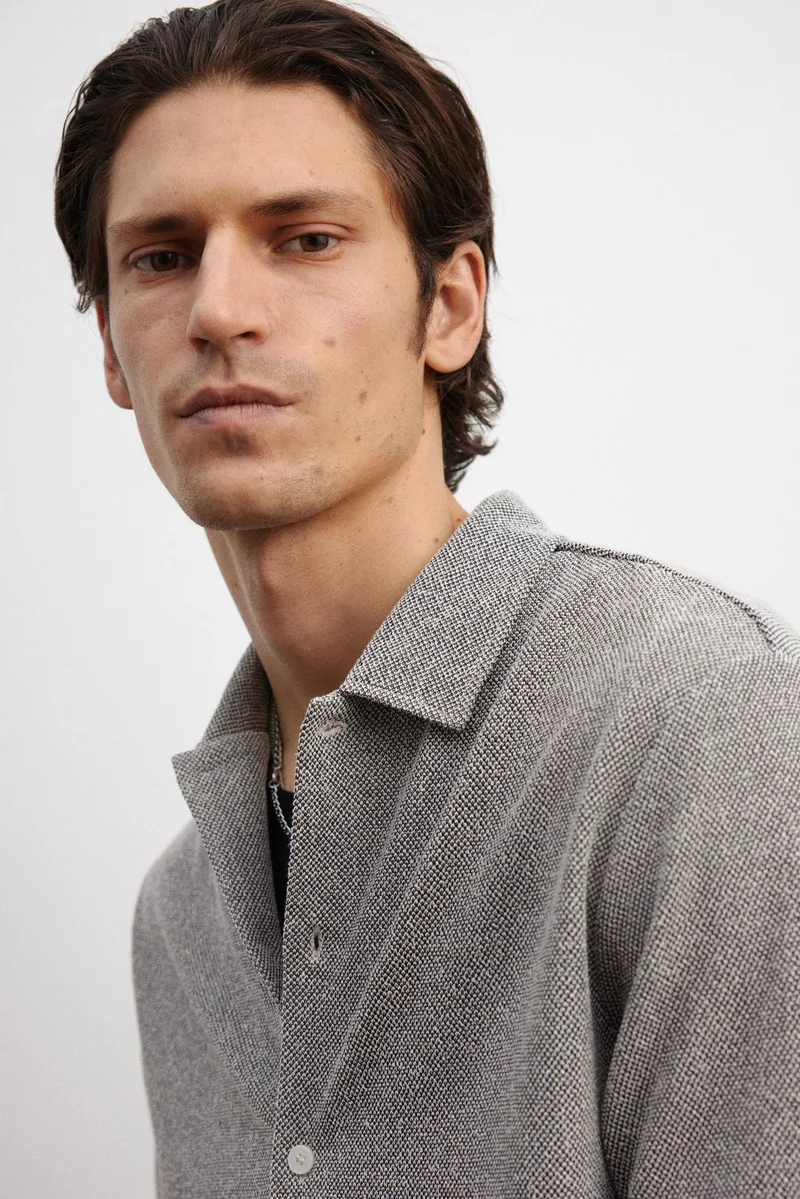 اتش اند ام قميص بيكيه بأكمام قصيرة وقصّة عادية