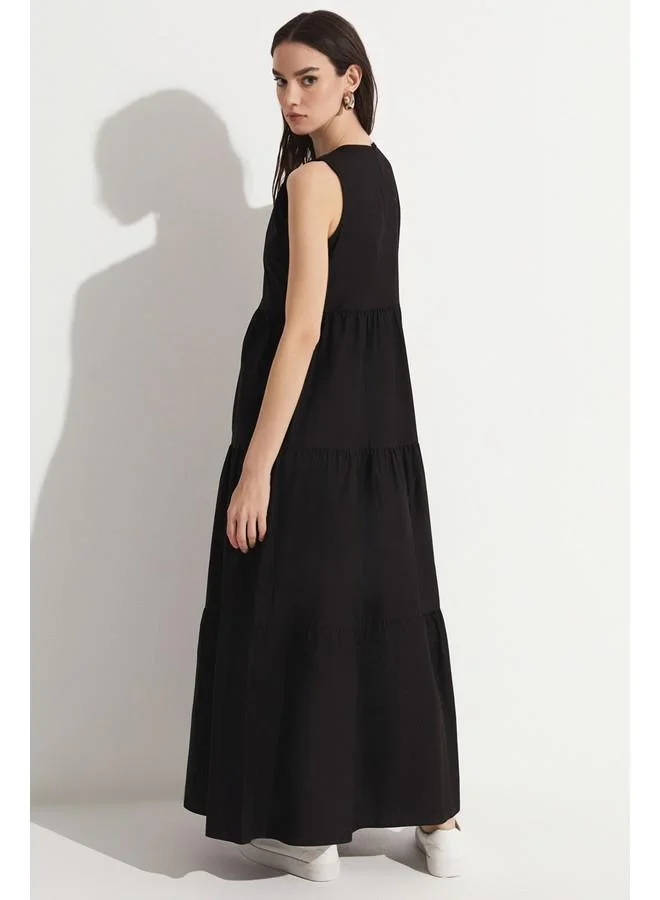 جون Sleeveless Tiered Dress