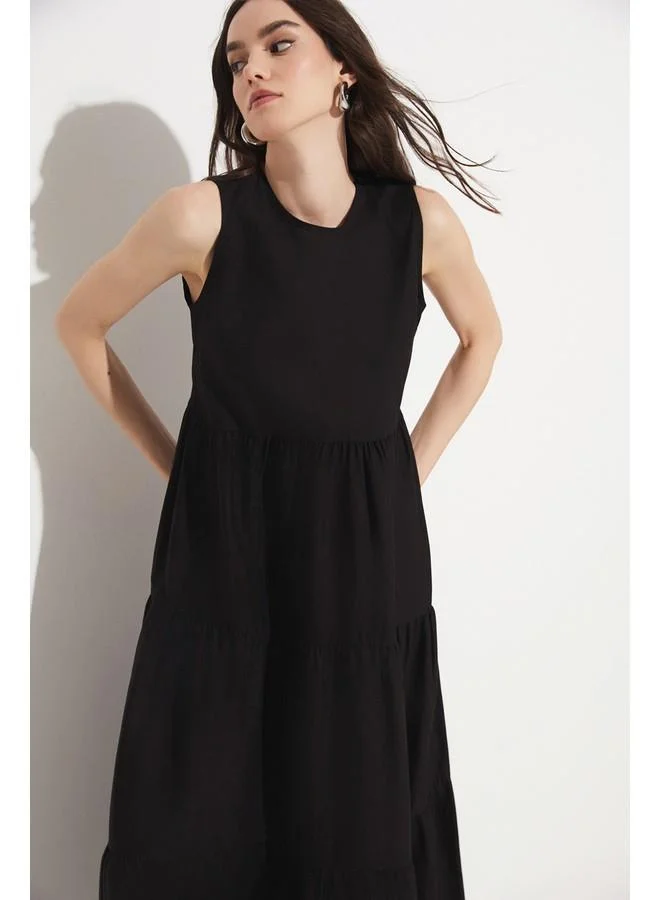 جون Sleeveless Tiered Dress