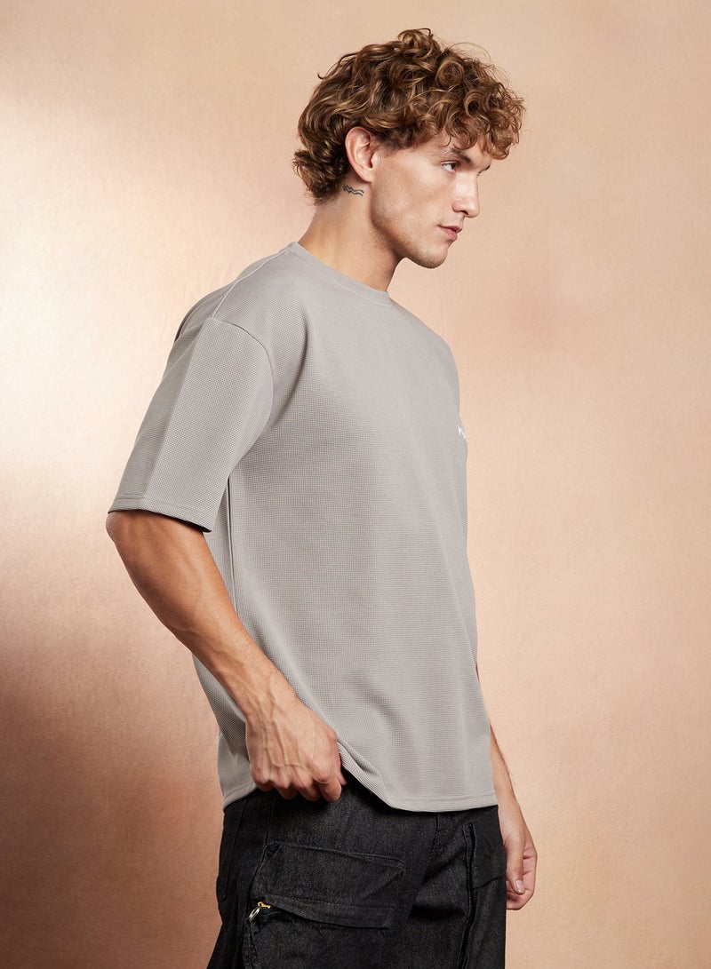 كامبوس سوترا تيشرت بقصة واسعة بنقشة فوك-ويف للارتداء الكاجوال للرجال | رقبة مستديرة | أكمام قصيرة عادية | إغلاق سهل الارتداء | مصمم بمقاس مريح للارتداء اليومي - رمادي كوين - Image 3