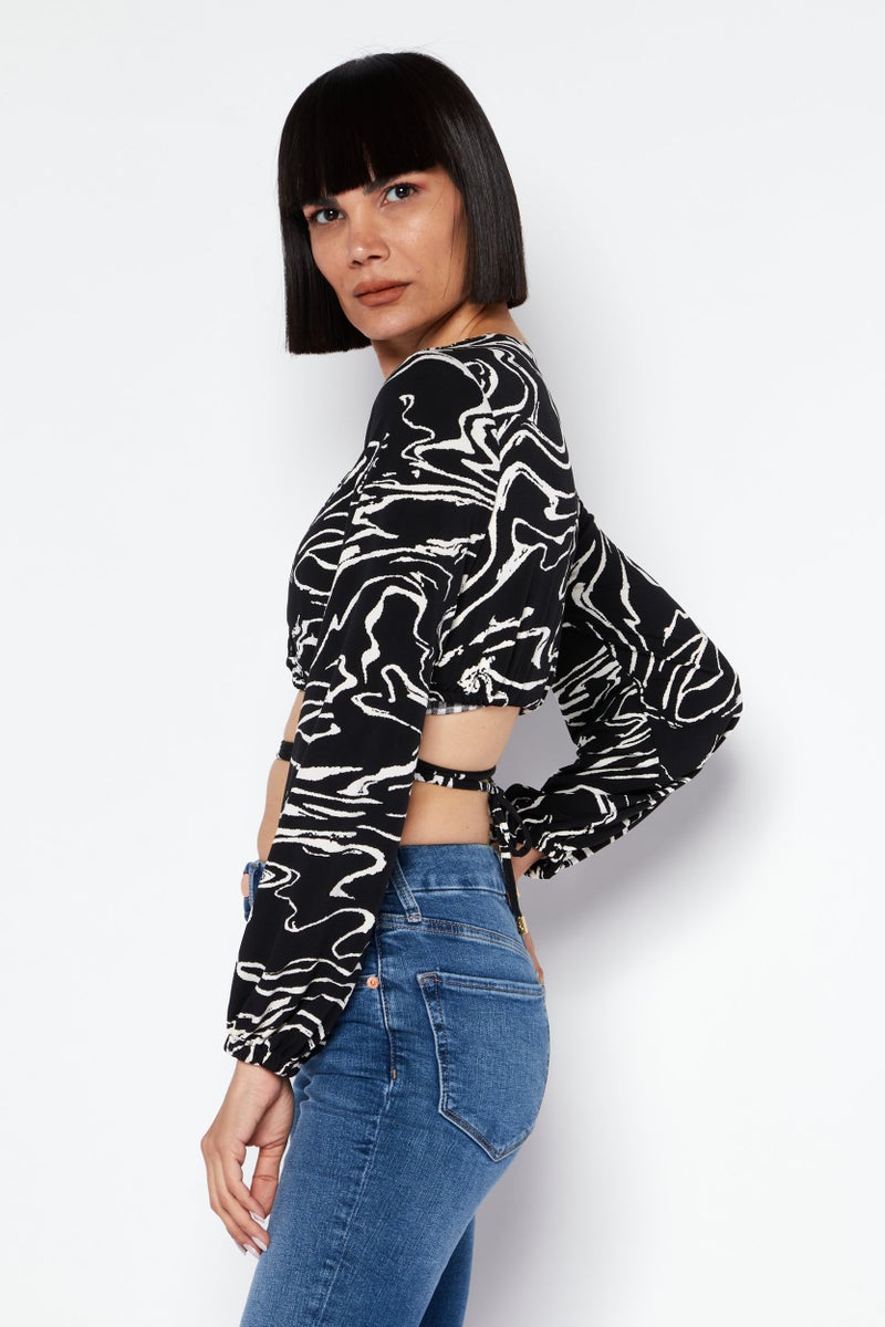 RIVER ISLAND بلوزة قصيرة بأكمام طويلة وفتحة على شكل حرف V للنساء، مطبوعة بتصميم الرخام، سوداء - Image 3