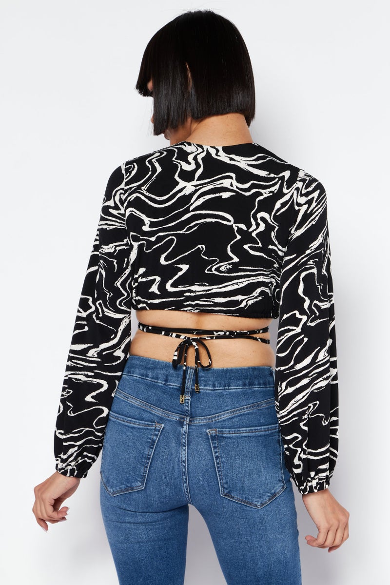 RIVER ISLAND بلوزة قصيرة بأكمام طويلة وفتحة على شكل حرف V للنساء، مطبوعة بتصميم الرخام، سوداء - Image 4