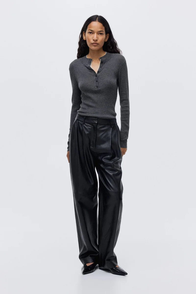 اتش اند ام بلوزة محبوكة من نسيج مرن