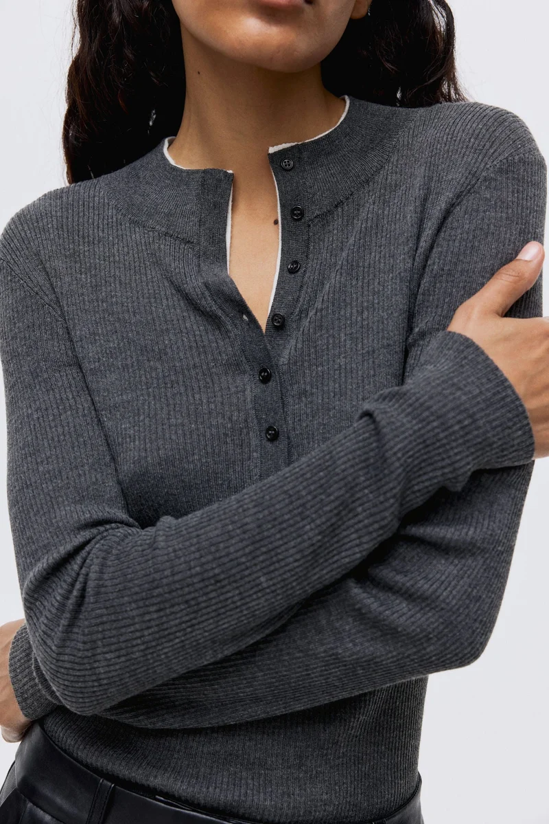 اتش اند ام بلوزة محبوكة من نسيج مرن