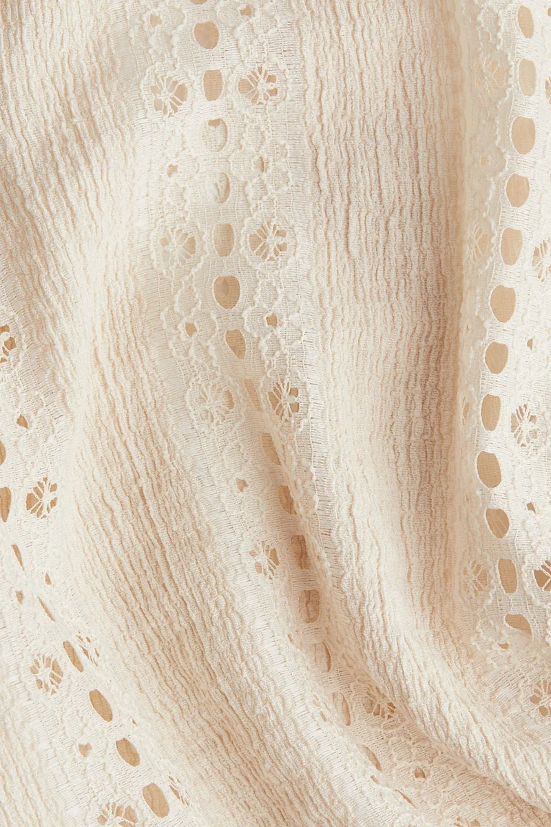 اتش اند ام بلوزة قصيرة بتفاصيل ملتوية