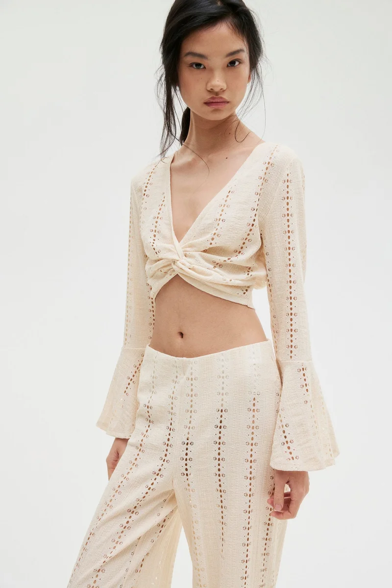 اتش اند ام بلوزة قصيرة بتفاصيل ملتوية