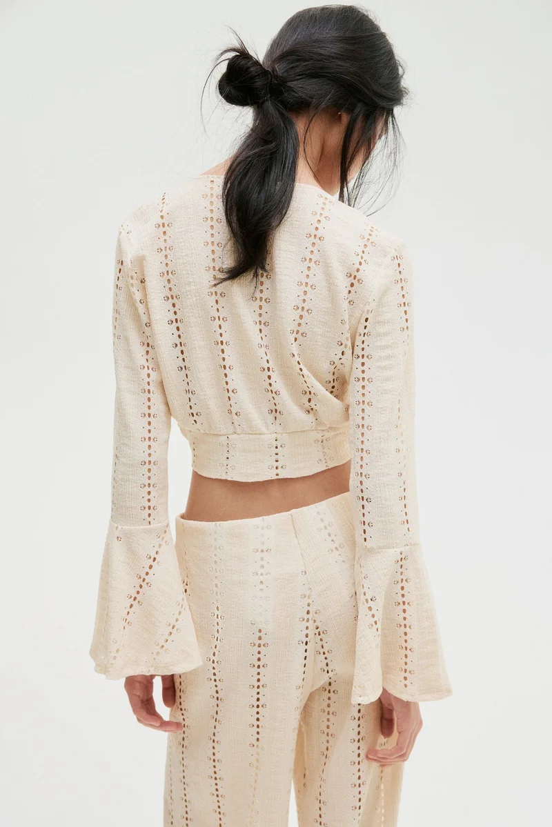 اتش اند ام بلوزة قصيرة بتفاصيل ملتوية