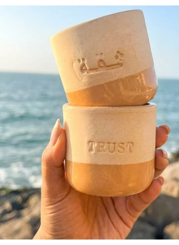 تحفة لوكس كوب خزفي مصنوع يدويًا – «Trust» (باللغتين الإنجليزية والعربية) – 175 مل