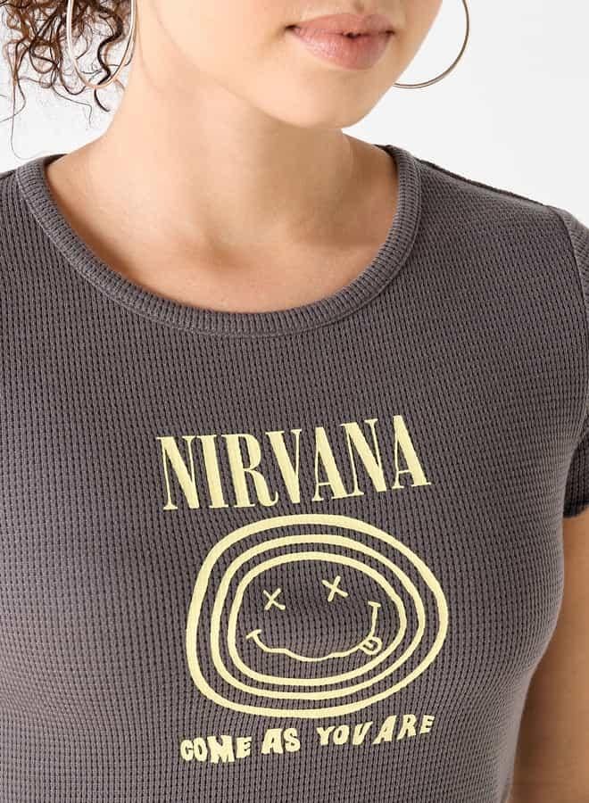 اس بي كاركترز تيشيرت بياقة مستديرة وأكمام قصيرة وطبعات نيرفانا - Image 4