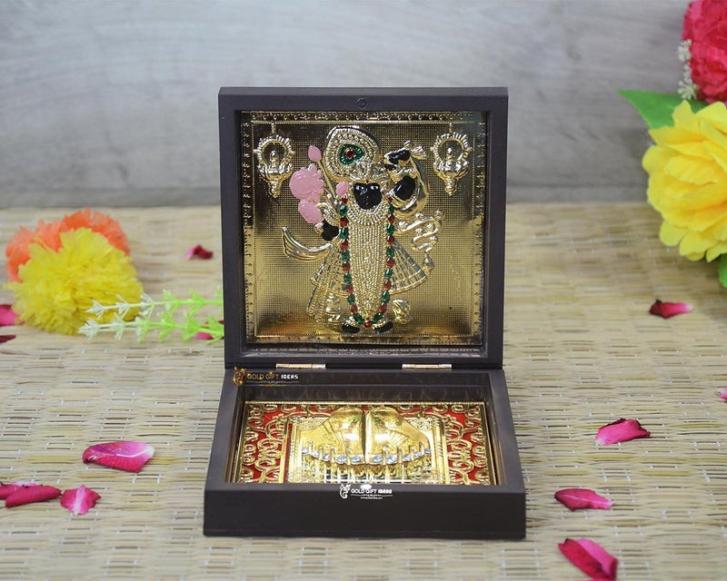 GoldGiftIdeas أفكار هدايا الذهب - إطار صورة شري ناثجي مطلي بالذهب عيار 24 مع تشاران بادوكا (مربع)، إطار كريشنا للمنزل، هدية عودة مناسبة، إطار هاري كريشنا للبووجا، 12x12 سم - Image 2