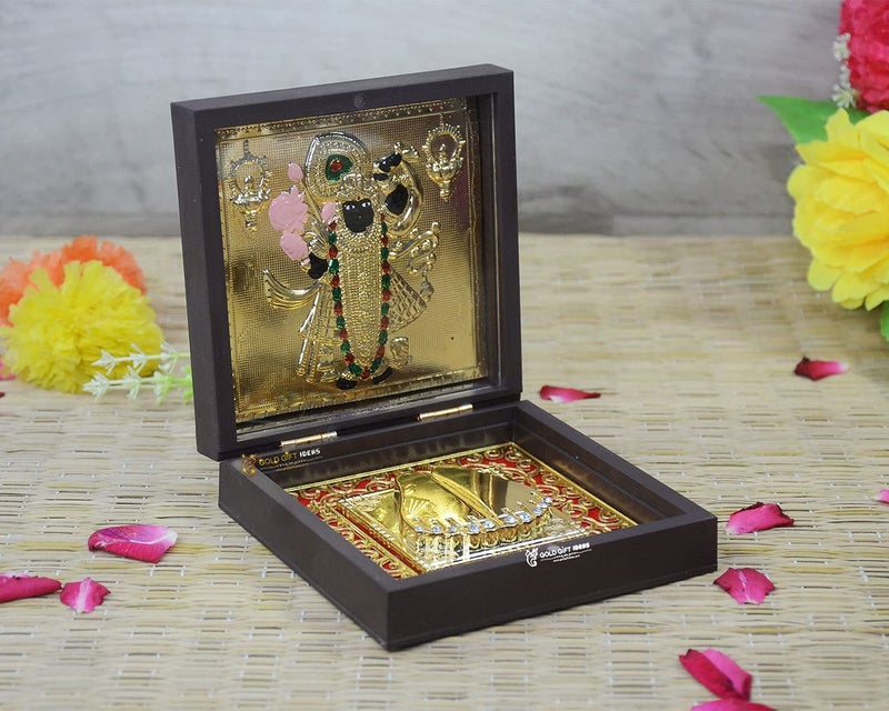 GoldGiftIdeas أفكار هدايا الذهب - إطار صورة شري ناثجي مطلي بالذهب عيار 24 مع تشاران بادوكا (مربع)، إطار كريشنا للمنزل، هدية عودة مناسبة، إطار هاري كريشنا للبووجا، 12x12 سم - Image 3