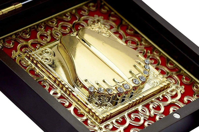 GoldGiftIdeas أفكار هدايا الذهب - إطار صورة شري ناثجي مطلي بالذهب عيار 24 مع تشاران بادوكا (مربع)، إطار كريشنا للمنزل، هدية عودة مناسبة، إطار هاري كريشنا للبووجا، 12x12 سم - Image 5