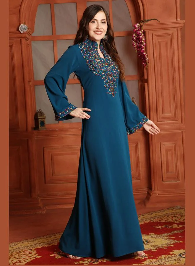 مكسيم كريشن جلابية بتفاصيل مُطرّزة وياقة عالية