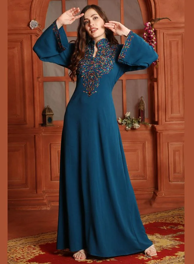 مكسيم كريشن جلابية بتفاصيل مُطرّزة وياقة عالية