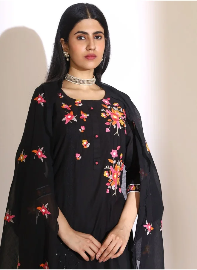 آي شين Floral Embroidered Round Neck Three-Quarter Sleeves Thread Work Kurta Set