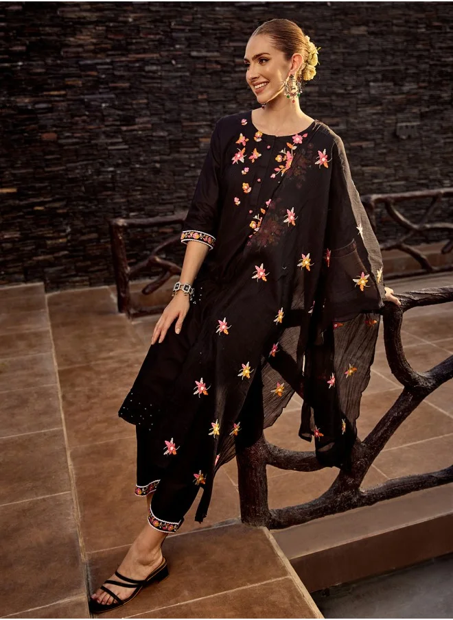 آي شين Floral Embroidered Round Neck Three-Quarter Sleeves Thread Work Kurta Set