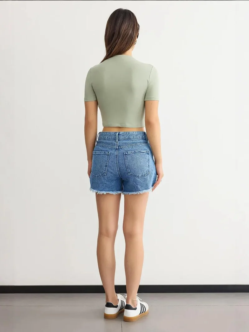 زوبعة بلوزة قصيرة بياقة دائرية أساسية