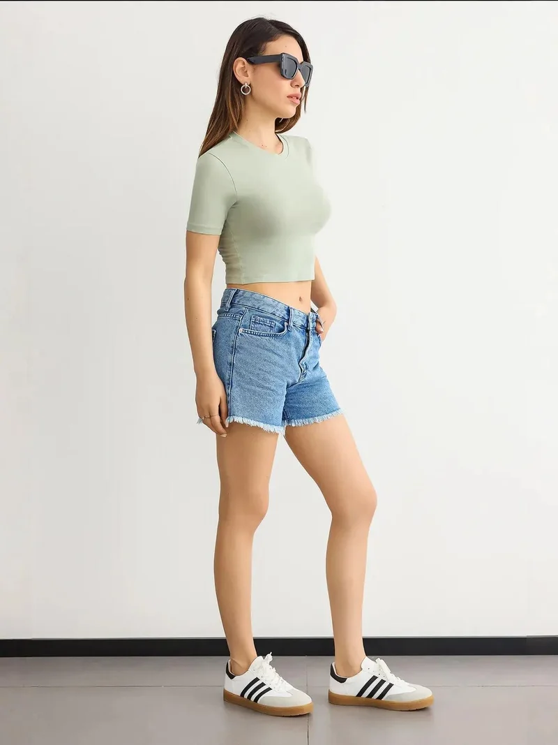 زوبعة بلوزة قصيرة بياقة دائرية أساسية