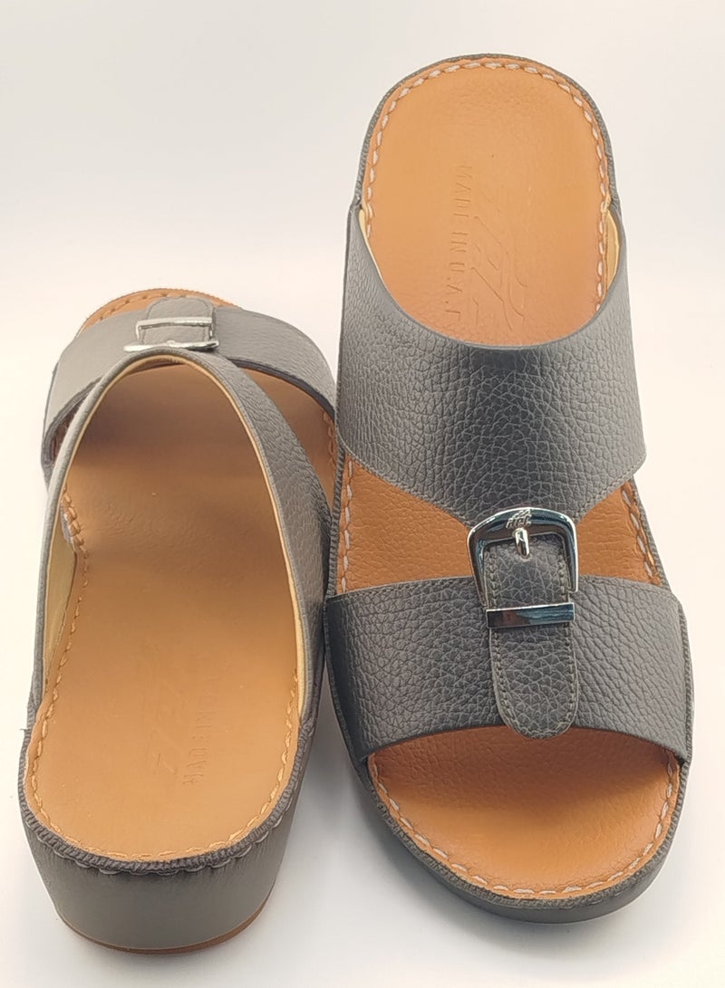 النهام نعال النهام للرجال | شبشب يومي | نعال رجالي عربي من الجلد الطبيعي بالكامل، مفتوح من الأمام ومُزين بمشبك | نعل داخلي بني | صنادل عربية خارجية | مريح وخفيف الوزن - Image 1