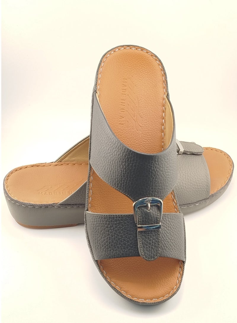 النهام نعال النهام للرجال | شبشب يومي | نعال رجالي عربي من الجلد الطبيعي بالكامل، مفتوح من الأمام ومُزين بمشبك | نعل داخلي بني | صنادل عربية خارجية | مريح وخفيف الوزن - Image 2