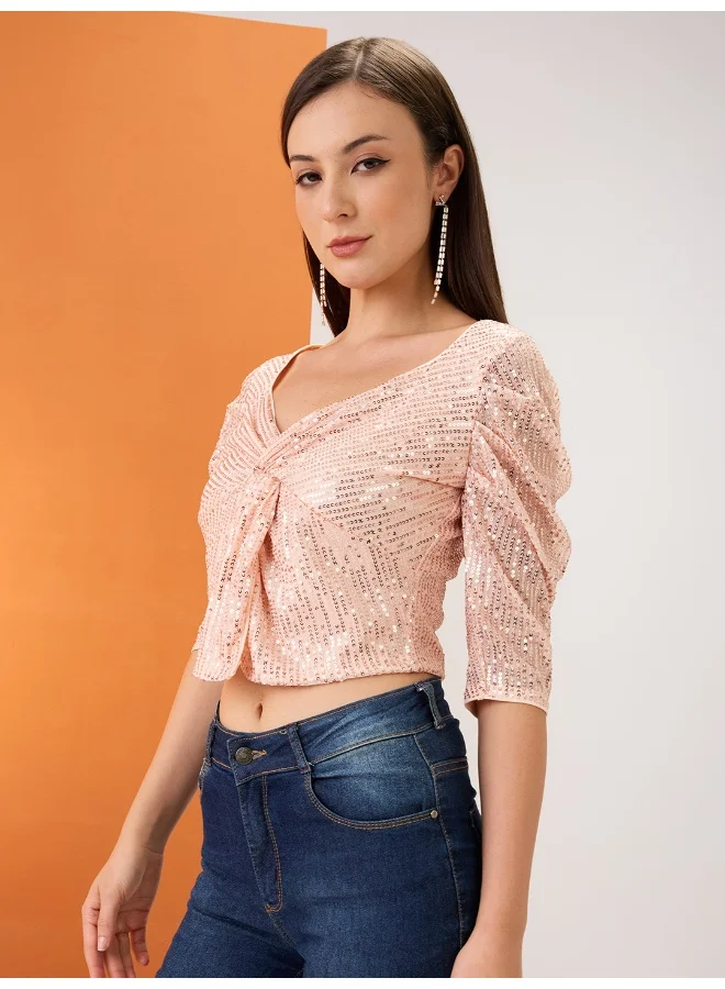 جلو باص بلوزة حفلات قصيرة نسائية من جلوبس بلون شامبين بياقة على شكل قلب وأكمام مكشكشة وتفاصيل ملتفة وترتر