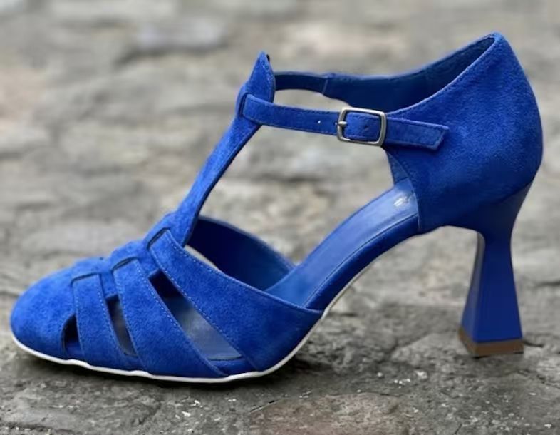 2026 Summer Fashion Suede Round-Toe Women'S Shoes Size 40-43 Large Size Breathable T-Strap Sandals - Image 1