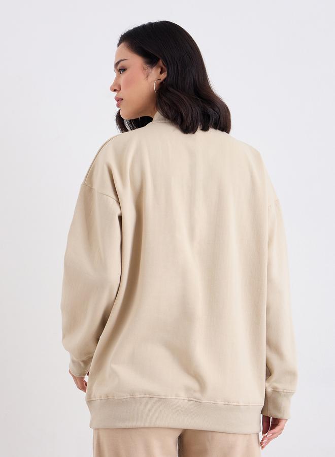 ستايلي سويت شيرت طويل بتفاصيل شارة - Image 4