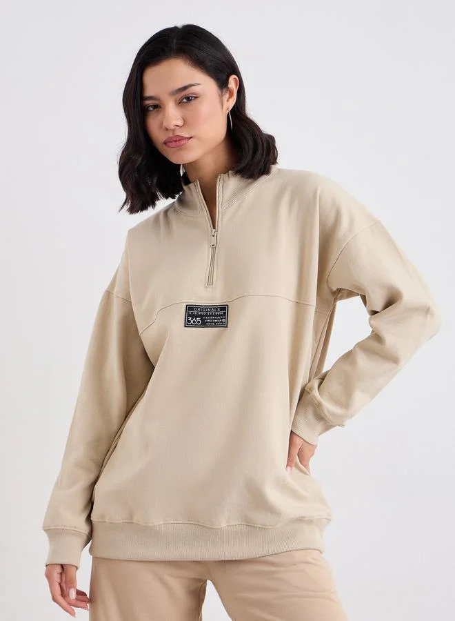 ستايلي سويت شيرت طويل بتفاصيل شارة