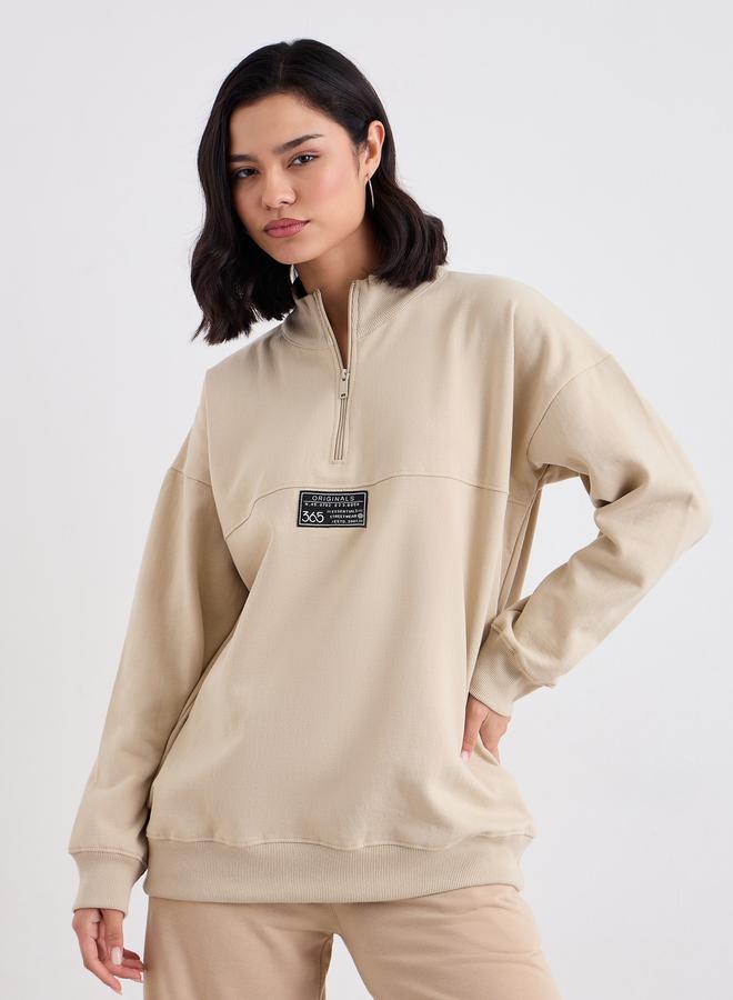 ستايلي سويت شيرت طويل بتفاصيل شارة - Image 2