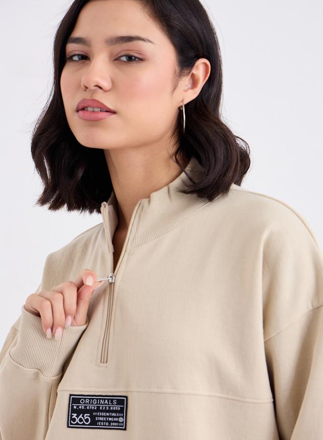 ستايلي سويت شيرت طويل بتفاصيل شارة - Image 3