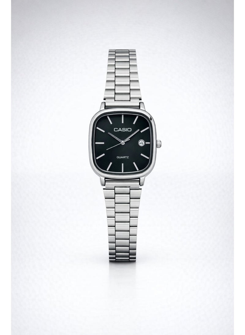 ساعة يد رجالية كاسيو CASIO بسوار ستانلس ستيل فضي – ميناء أسود مع عرض التاريخ وتصميم مربع أنيق